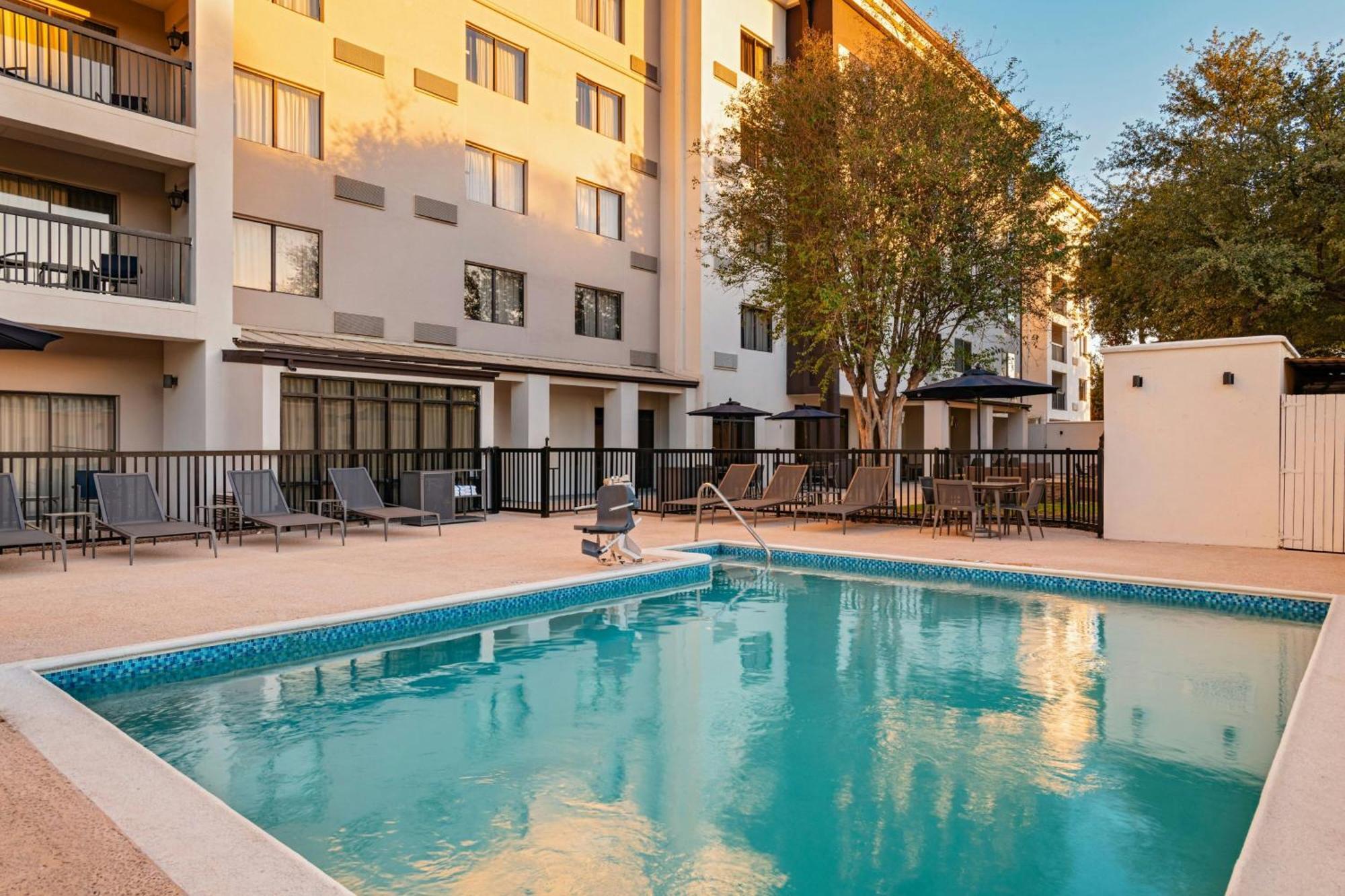 Courtyard Laredo Hotel Bagian luar foto
