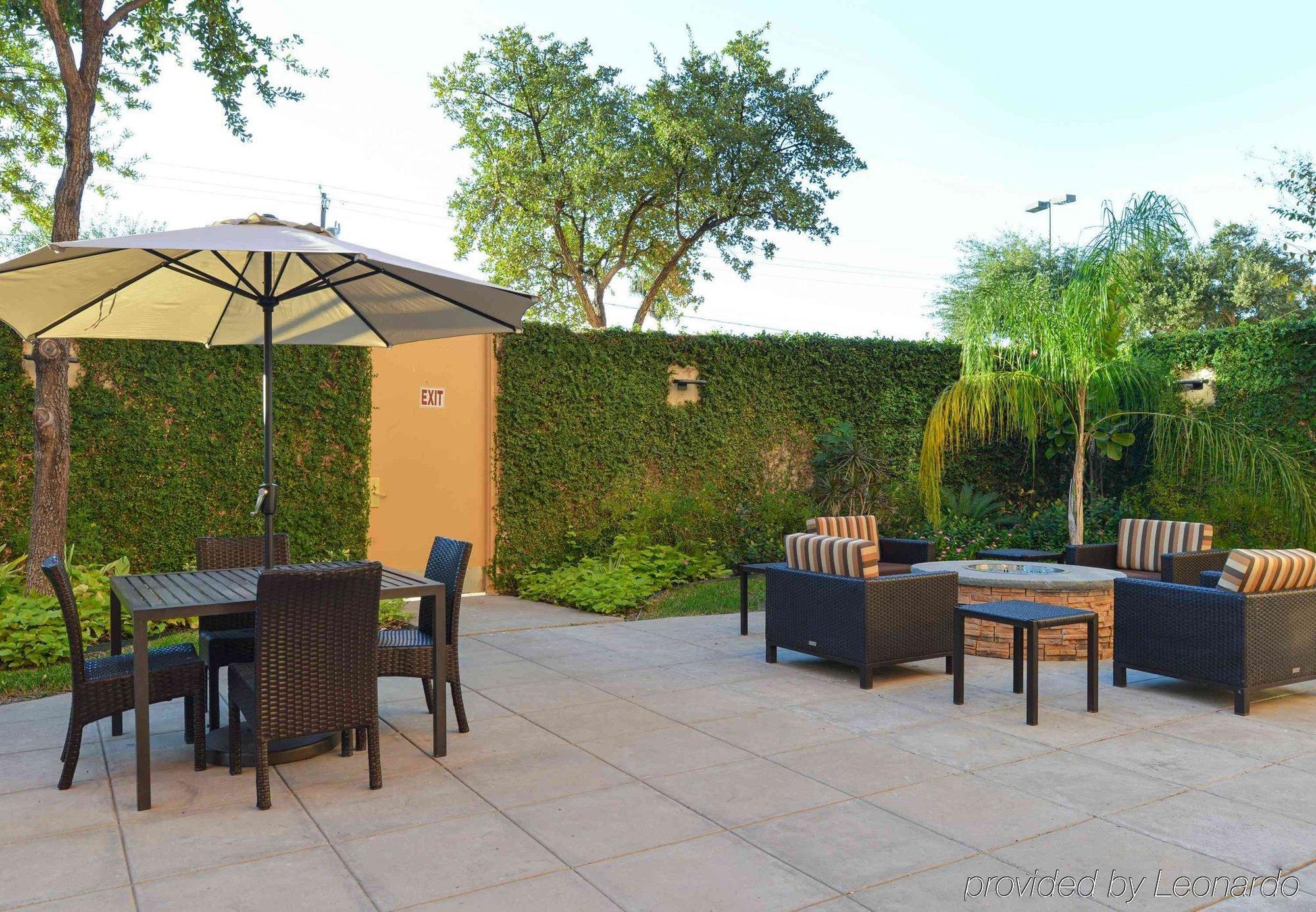 Courtyard Laredo Hotel Bagian luar foto